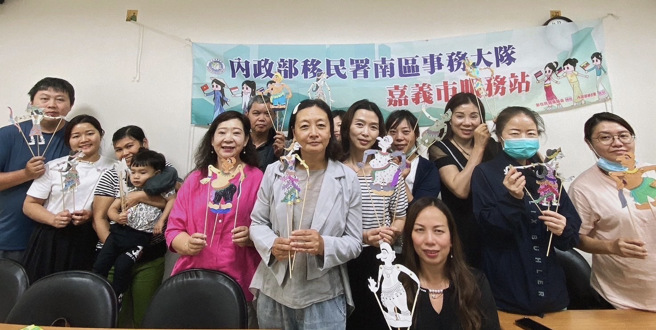 参与民眾拿着皮影人偶成品合影。(移民署嘉义市服务站提供)