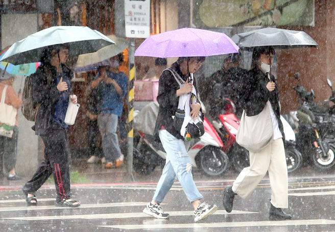 今天鋒面來襲，各地都有陣雨或雷雨。（趙雙傑攝）