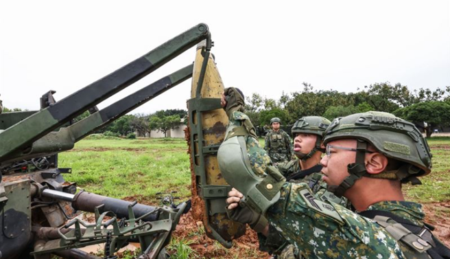 陆军炮兵第21指挥部炮2营实施反空机降演练。( 青年日报提供 )