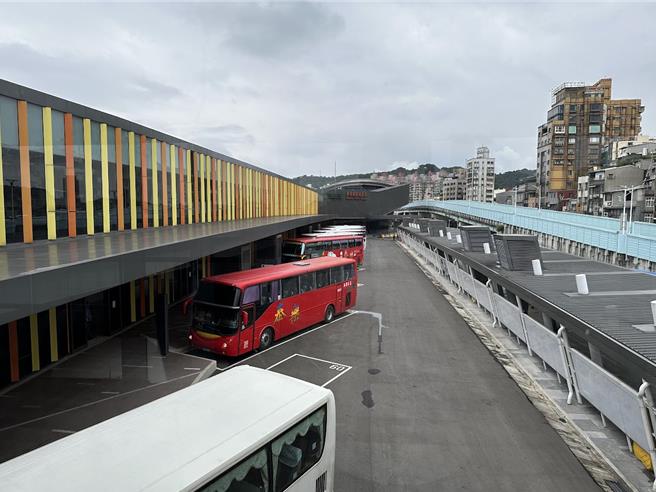基隆城际转运站预计在7月启用，基市府交通处25日邀请国道客运及市区公车业者派车进行压力测试，行车动线及进出站秩序尚属良好，国道客运与公车候车区域可如期启用。（基隆市政府提供／徐佑升基隆传真）