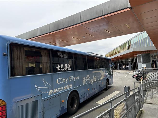 基隆城际转运站预计在7月启用，基市府交通处25日邀请国道客运及市区公车业者派车进行压力测试，行车动线及进出站秩序尚属良好，国道客运与公车候车区域可如期启用。（基隆市政府提供／徐佑升基隆传真）