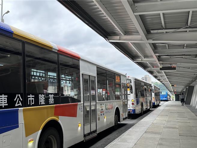 基隆城际转运站预计在7月启用，基市府交通处25日邀请国道客运及市区公车业者派车进行压力测试，行车动线及进出站秩序尚属良好，国道客运与公车候车区域可如期启用。（基隆市政府提供／徐佑升基隆传真）