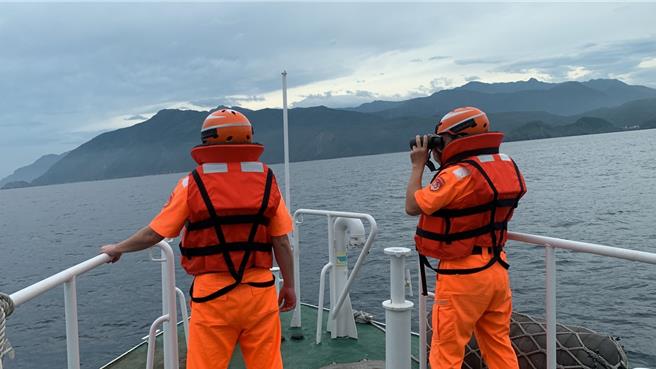 花莲县古姓医师搭乘赏鲸船后却不见人影，海巡人员协助搜寻中。（第一岸巡队提供）