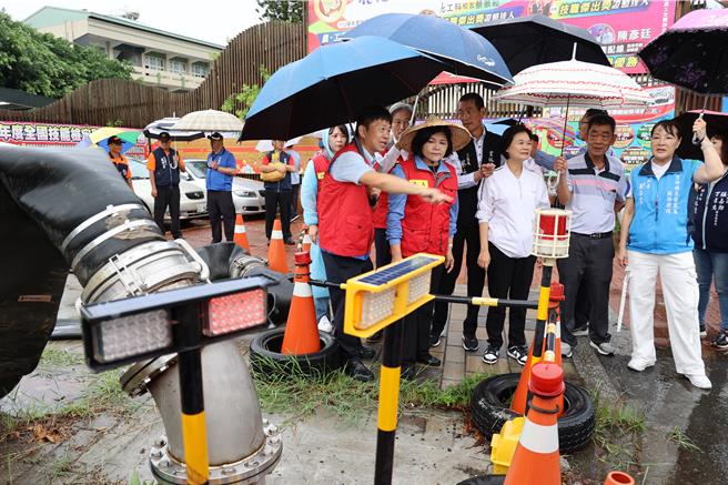 云林县长张丽善（右六）26日趁明天出访德国前视察北港镇防汛设备，右五为　副议长蔡咏锝。（周丽兰摄）