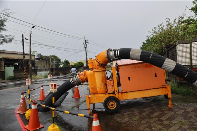 北港镇上布建多部抽水平台。（周丽兰摄）