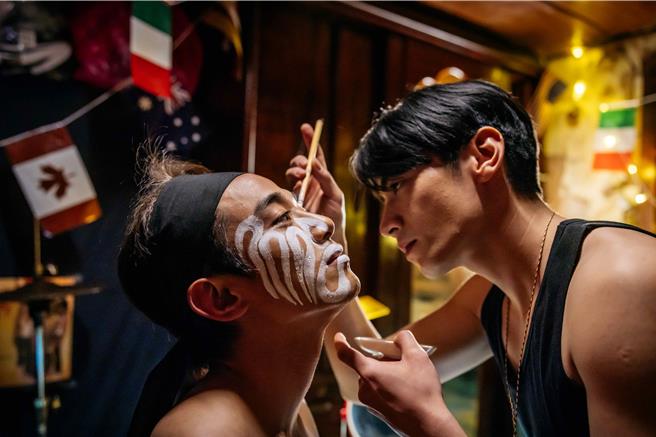 初孟轩（左起）、宋柏纬在电影《环南时候》的BL恋人设定激火花。（CATCHPLAY提供）