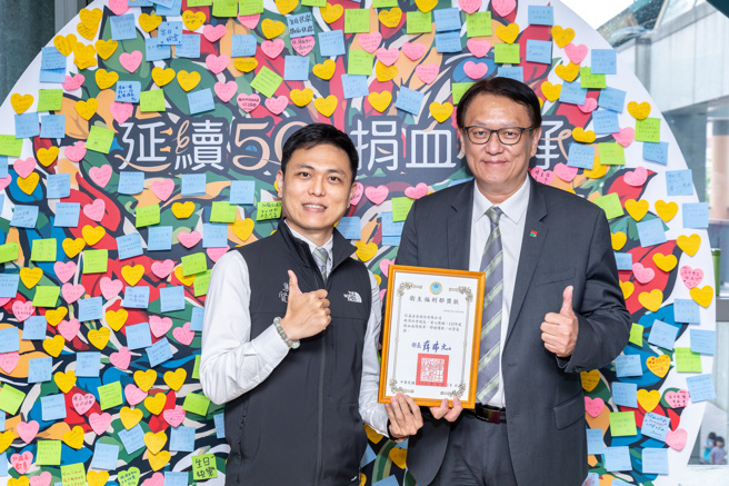 信义房屋ESG深入前线DNA，由下而上自主发起捐血活动，松江南京店长李育衔(左)串联其他分店推广捐血，让信义房屋再获台北捐血中心颁发「年度捐血绩优企业」奖状。(图/信义房屋 提供)