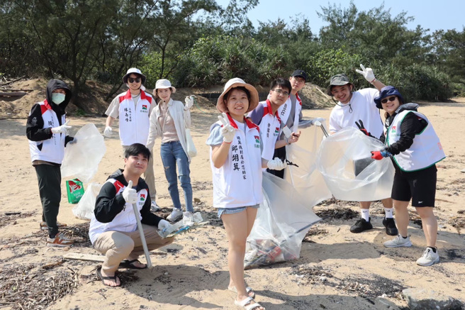 信义房屋土城、树林地区的同仁，自主发起净滩活动，替环境尽一份心力。(图/信义房屋 提供)