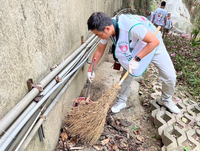 信义房屋同仁协助十方启能服务机构的环境整洁。(图/信义房屋 提供)
