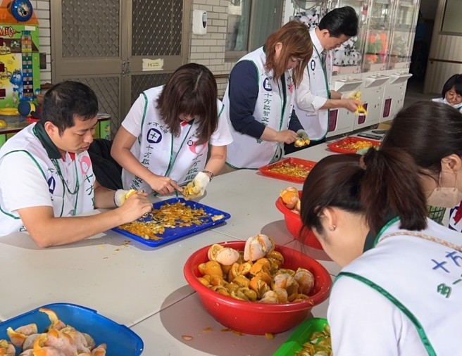 信义房屋同仁协助制作天然洗洁剂，助十方启能服务机构的身障者自力更生。(图/信义房屋 提供)