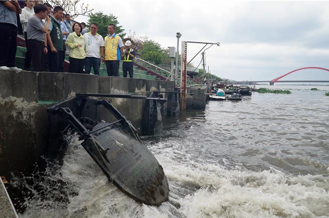 屏东县长周春米（右四）前往东港镇成功抽水站视察，了解防灾整备及抽水机运作情形。（罗琦文摄）