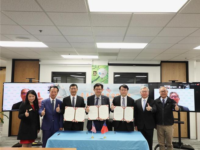 在嘉义县长翁章梁（左二）等人的见证下，由身为亚创厂协会理事长、经纬科技罗正方（左三）、亚创中心主任江振玮（左四），与工研院产科国际所国际长王明哲（右三），代表签署合作框架协议书。图／经纬航太提供