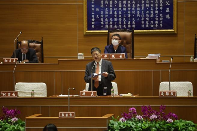新竹縣議會舉辦第20屆第3次定期會，縣長楊文科26日率縣府團隊做施政報告。（新竹縣府提供／邱立雅竹縣傳真）