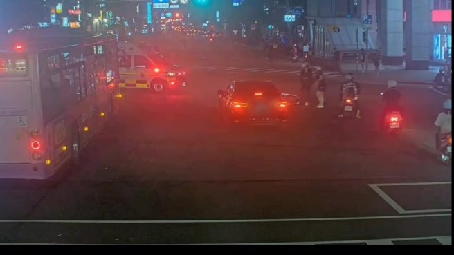 台北市1名林姓骑士行经十字路口因礼让救护车先行，导致后方双载林姓机车骑士煞车不及撞上。（翻摄画面）