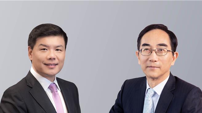 开发金控启动高阶人事布局，董事会通过由王铭阳（右）接任金控董事长，并由杨文钧（左）接任金控总经理。（开发金提供）