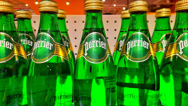 法国政府自矿泉水品牌沛绿雅（Perrier）化验出了「粪便来源」的细菌，因此被销毁了200万瓶矿泉水。（示意图：shutterstock／达志）