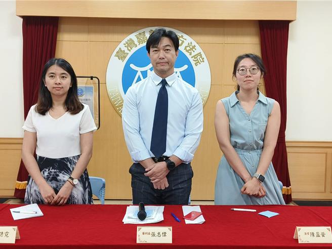 嘉义首件国民法官法审理案，由审判长张志伟、法官郑谚霓、陈盈萤与6位国民法官审理。（廖素慧摄）