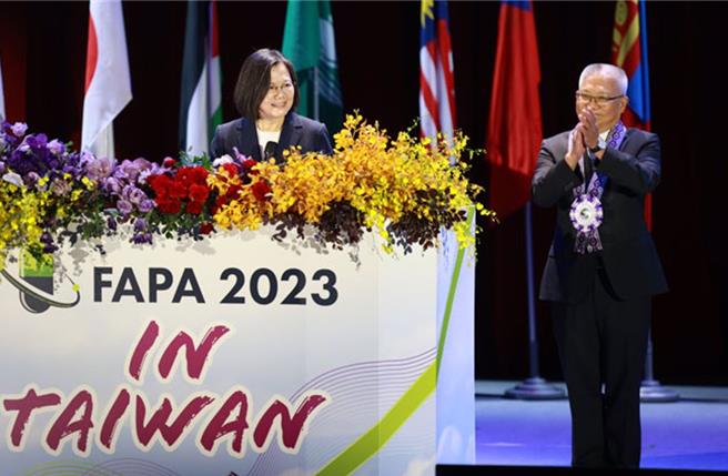 图为蔡英文总统（左）出席第29届亚洲药学会（FAPA）致词，右为药师公会全联会理事长黄金舜。（药师公会全联会提供／林周义台北传真）