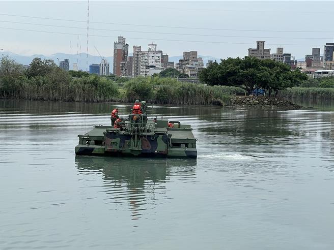 北市年度灾害防救演习于河双21码头举行，并採用「无脚本」方式办理。（翻摄照片／林郁平台北传真）