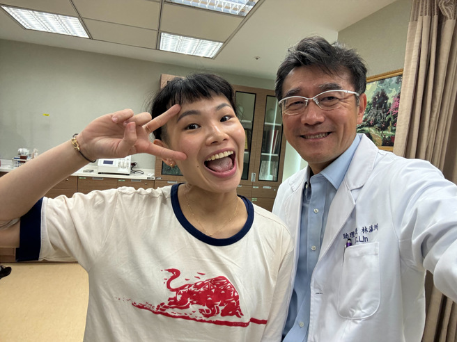 戴资颖（左）4月比完亚锦赛回国，一落地就赶到林口长庚医院找林瀛洲诊治，两人合影也展现好情谊。（戴资颖脸书翻摄）