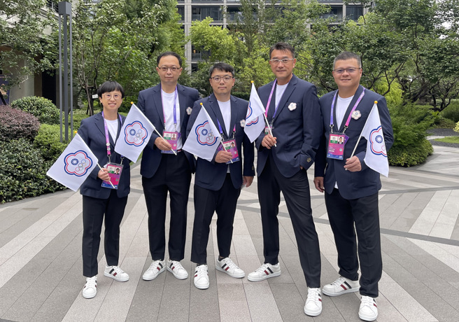 中华代表团队医凃莉雯（左起）、林颂凯、吴致宽、林瀛洲、周文毅去年在参加杭州亚运开幕式前合影留念。（林瀛洲提供）