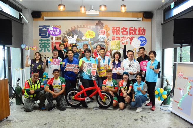 花莲市公所每年夏天举办「奇莱玩一夏」，带领民眾骑游花莲，今年增加梯次，地震后，盼大家走出户外游花莲。（王志伟摄）
