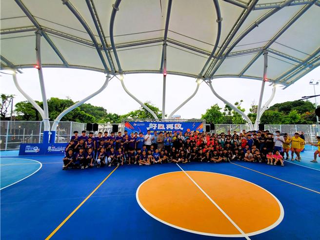 斗六籽公园风雨篮球场26日启用，篮球迷称讚是「梦幻篮球场」。（周丽兰摄）