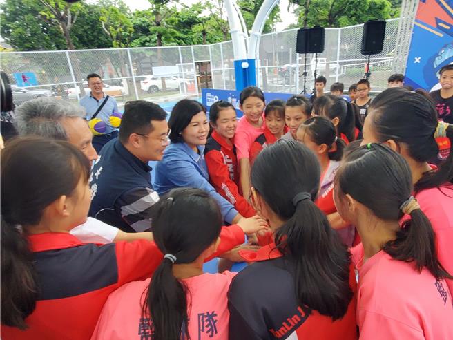 云林县长张丽善与斗六市长林圣爵和镇南国小女篮队一起喊加油队呼。（周丽兰摄）