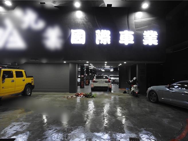 Joeman与人合伙经营在新北市新庄区的「九叶国际车业」25日晚间被一群黑衣恶煞投掷鞭炮。（新庄警分局提供／张铠乙新北传真）