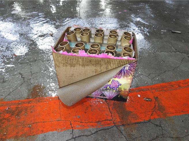 Joeman与人合伙经营在新北市新庄区的「九叶国际车业」25日晚间被一群黑衣恶煞投掷鞭炮。（新庄警分局提供／张铠乙新北传真）