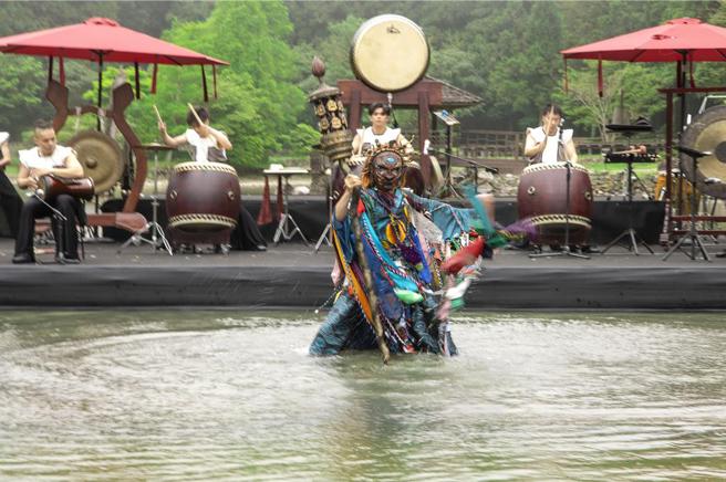 2024明池水劇場「池中劍III-神魔之界」，貫穿神魔傳說探索隱藏的奧秘。圖／明池水劇場提供