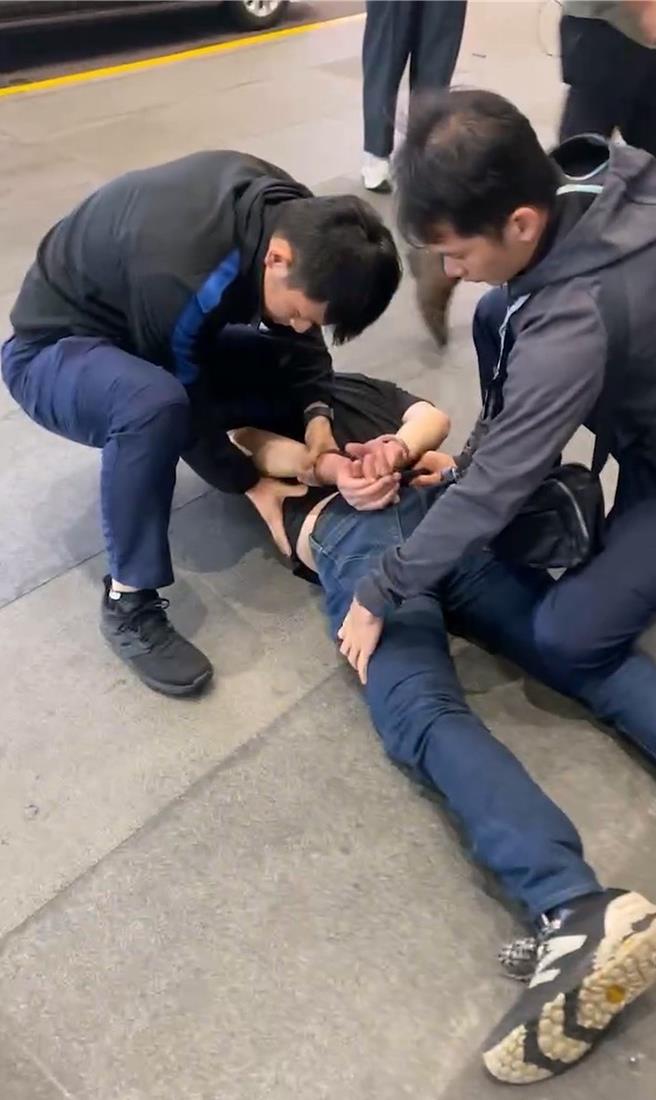 航警拘提非法攬客並拒檢的李姓白牌車司機到案。（航警局提供）