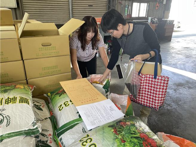 依肥料管理法规定肥料未取得肥料登记证，不得制造、输入；肥料应经包装及标示后运销，不得拆封、分装后销售。（农粮署提供／林良齐台北传真）