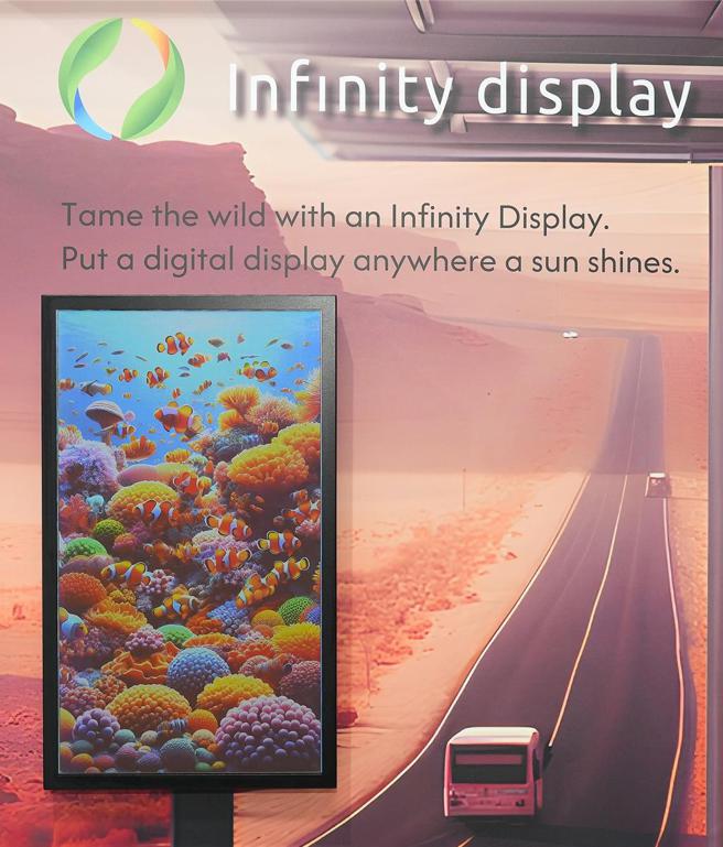 虹彩光电展出可内建太阳能板以达到零功耗的绿色环保显示解决方案「InfinityDisplay」。图／虹彩光电提供