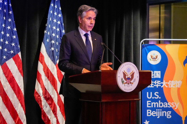 美国国务卿布林肯26日结束访问中国大陆3天行程，当天傍晚在北京的美国大使馆举行记者会。（路透）