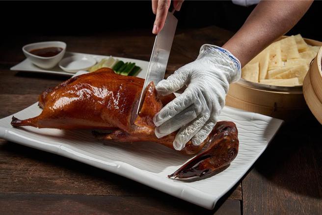 抢攻母亲节餐饮商机，天成世贸国际会馆推出十人桌菜并将招牌明炉烤鸭加入菜单。图／天成世贸国际会馆提供