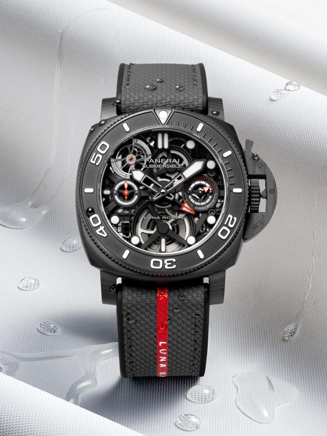 沛納海Submersible Tourbillon GMT Luna Rossa Experience Edition PAM01405陀飛輪腕表，腕表主人受邀前往巴塞隆納直擊Luna Rossa帆船爭冠的勝利時間，約583萬4000元。（Panerai提供）