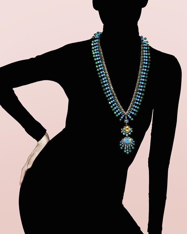 伯爵Swinging Sautoir 18K黃金海水藍寶石與黃色藍寶石項鍊表，時計可拆解下來當作腕表佩戴件。（PIAGET提供）