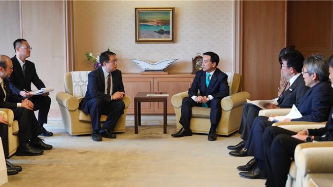 台南市长黄伟哲（中左）26日造访日本，与山口县知事村冈嗣政（中右）会谈。（台南市政府提供／程炳璋台南传真）