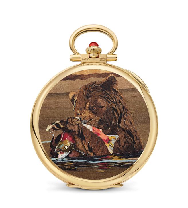 百達翡麗編號995/144J-001「熊與鮭魚」懷表，以微型木鑲嵌手法勾勒黑熊獵捕鮭魚的瞬間。（Patek Philippe提供）