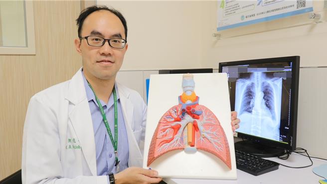 亚洲大学附属医院胸腔内科主治医师谢逸安26日表示，支气管扩张症主要是肺部支气管壁因为先天（基因）或后天原因导致结构破坏，小支气管失去弹性弯曲及扩张，形成永久不可逆的扩张。（亚大医院提供／潘虹恩台中传真）