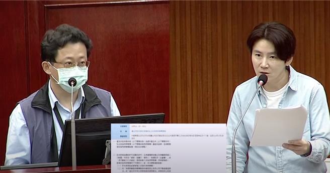 北市民進黨議員許家蓓(右)指出，衛生局承諾6個月增加500床，截至今年3月底僅增設110床，衛生局長陳彥元(左)表示，持續努力在增加床位。（翻攝自台北市議會／劉瑋晴台北傳真）