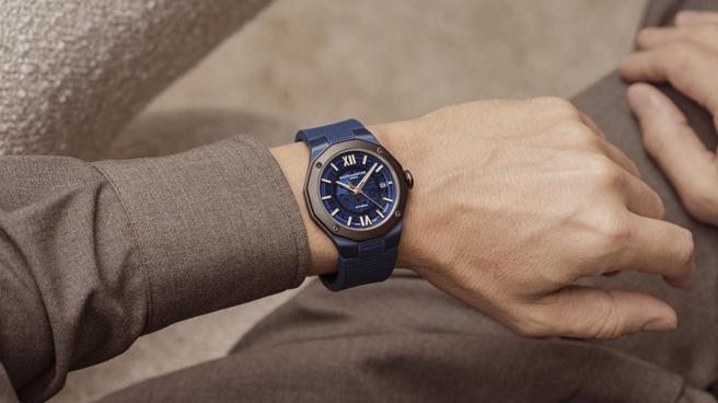 名士表利維拉系列BAUMATIC日曆自動上鍊鈦金屬腕表，獨特的山海飾紋充滿魅力。（Baume & Mercier提供）