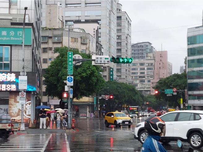 针对台北市「未依号志指示左转」的肇事热点增设标志牌面的试办结果，台北市交工处今日提出专案报告；交工处规画科长李薇婷指出，试办的15个路口中，期间皆未出现死亡车祸，但事故量增减不定。(黄敬文翻摄)