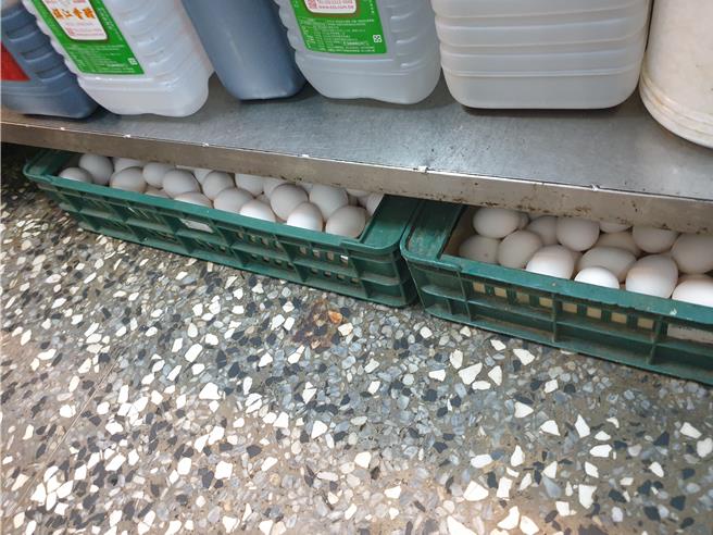 2024年4月26日台北市／北市卫生局26日一早派卫生人员前往稽查，发现业者作业场所的酱料、蛋品、锅具放置于地面。（台北市卫生局提供／刘玮晴台北传真）