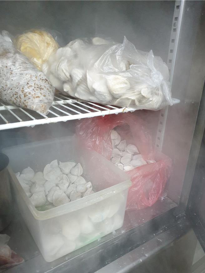 2024年4月26日台北市／北市卫生局26日一早派卫生人员前往稽查，发现业者冰箱内食材未覆盖，要求业者限期改善。（台北市卫生局提供／刘玮晴台北传真）