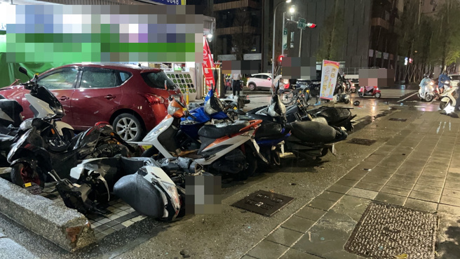 高雄市苓雅區三多一路發生一起重大車禍。（翻攝畫面）