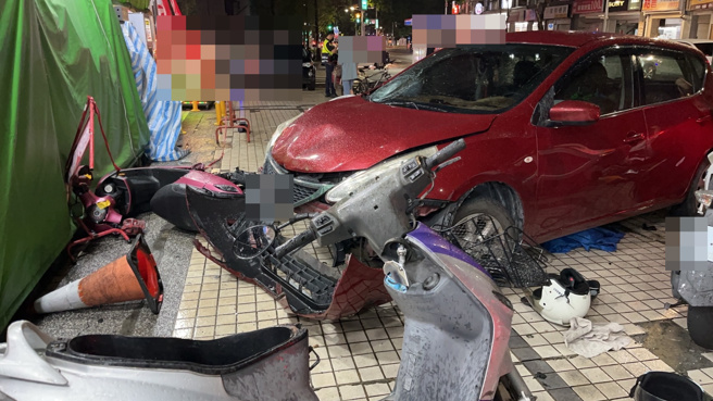 高雄市苓雅區三多一路發生一起重大車禍。（翻攝畫面）