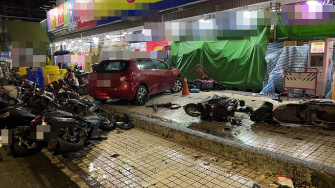 高雄市苓雅區三多一路發生一起重大車禍。（翻攝畫面）