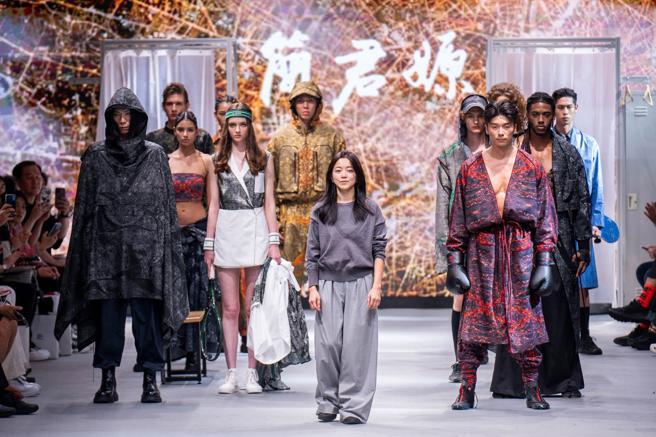 C JEAN 與福懋興業股份有限公司、仁美商 合作，運用NASA衛星圖，將巴黎奧運的景點加上台灣元素。（吳松翰攝）